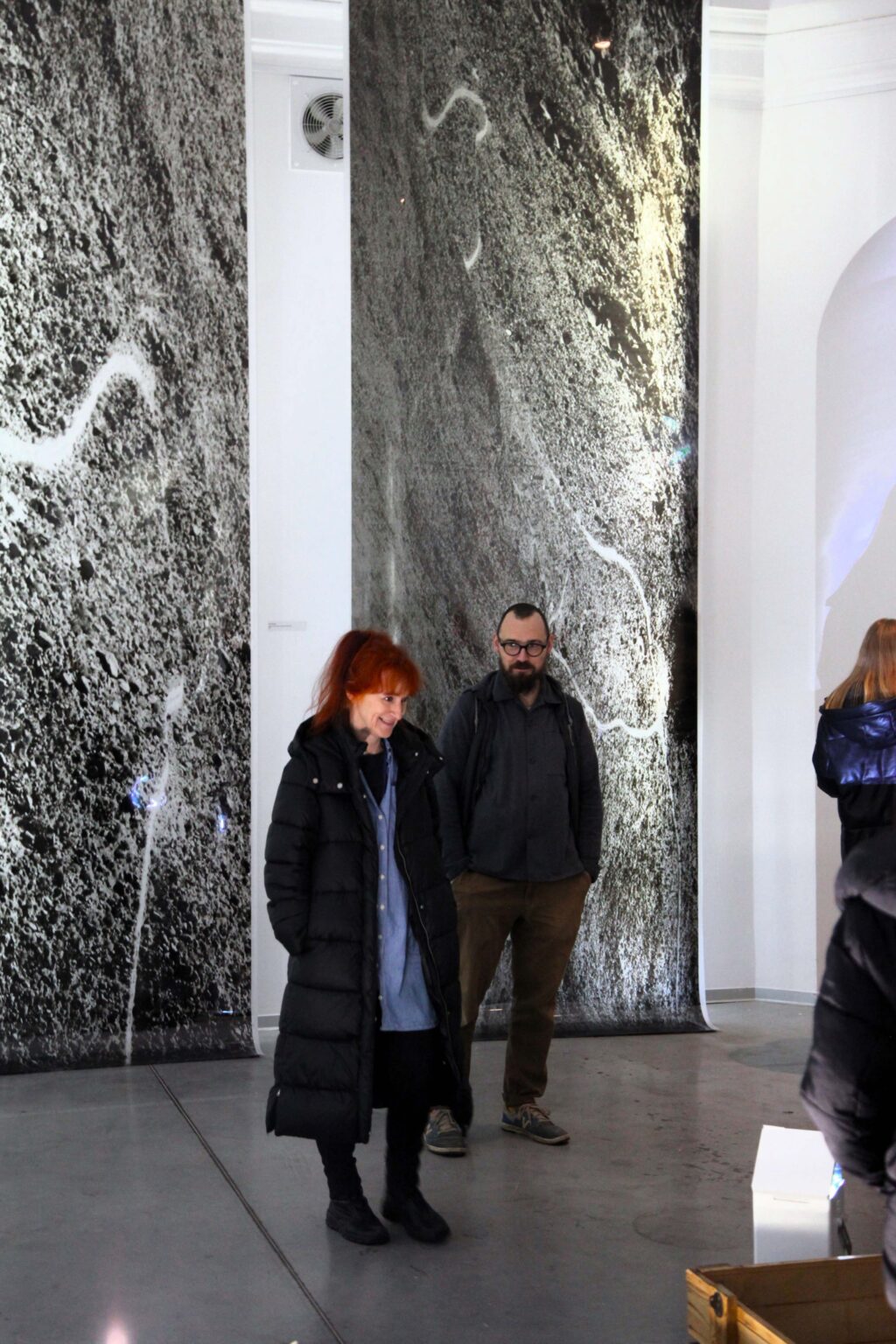 Osoby zwiedzające na tle wystawy