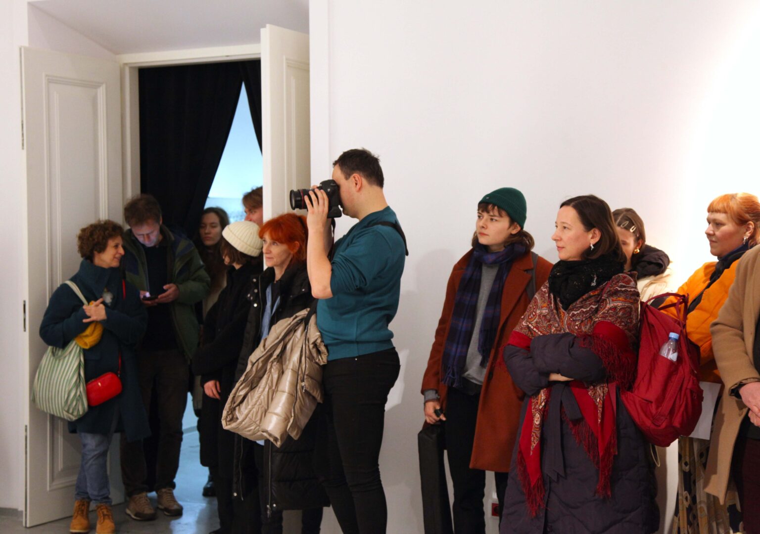 Grupa osób w przestrzeni galerii