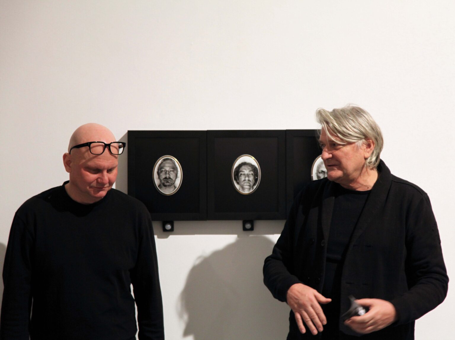 Dwie osoby na tle wystawy