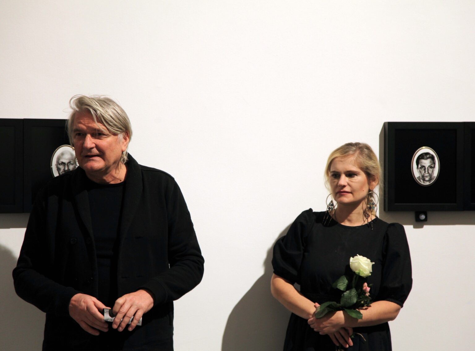 Dwie osoby na tle wystawy