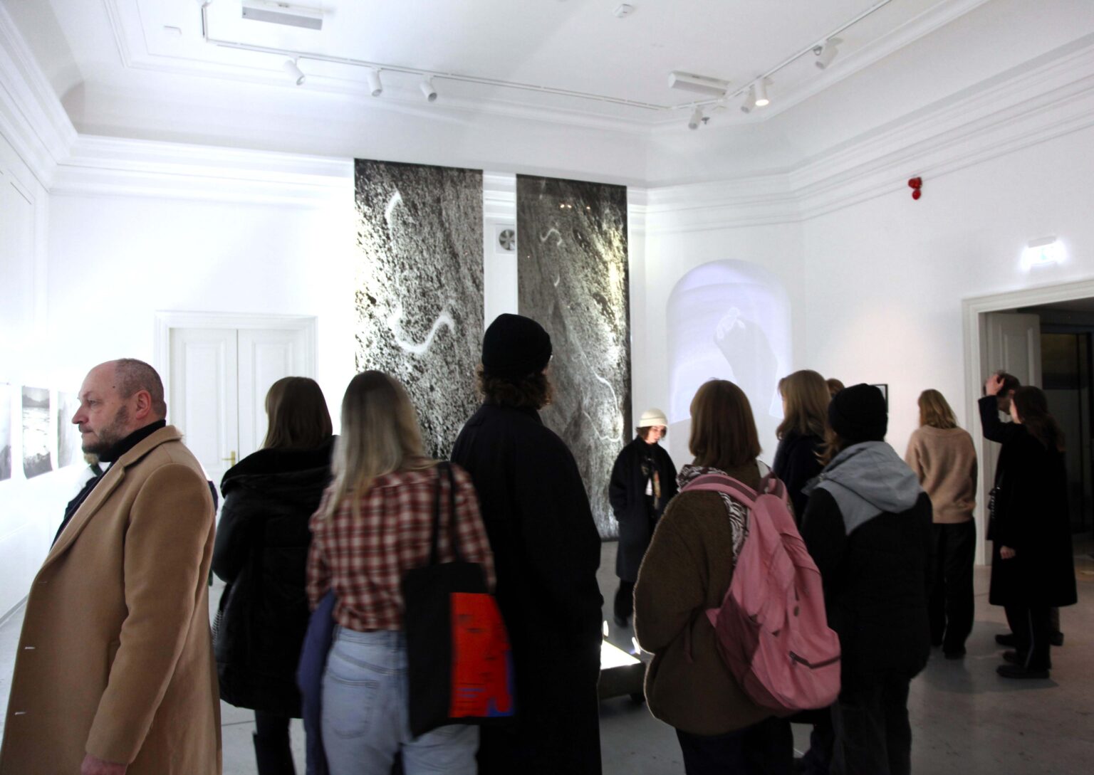 Grupa zwiedzających w przestrzeni galerii