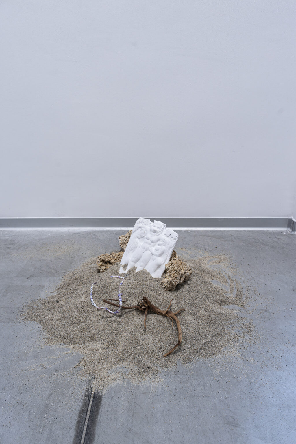 Ceramiczne płaskorzeźby, wygenerowane przez sztuczną inteligencję wiszą na ścianach galerii