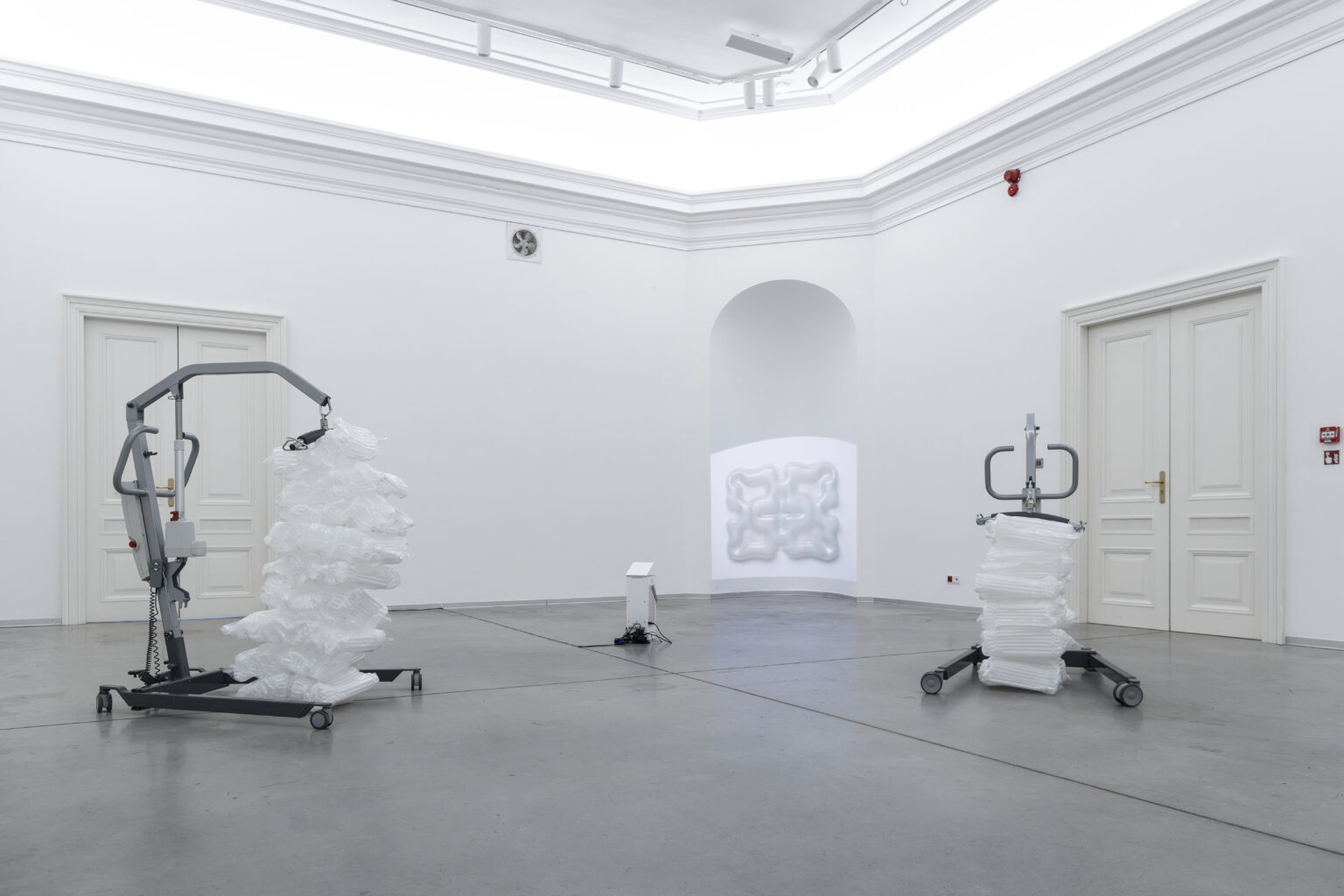 Ceramiczne płaskorzeźby, wygenerowane przez sztuczną inteligencję wiszą na ścianach galerii