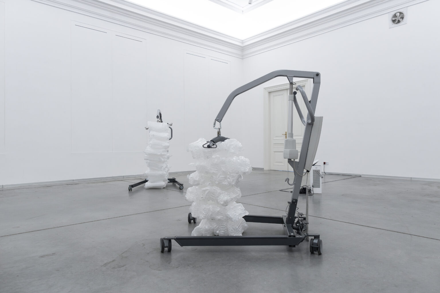 Gipsowa forma oraz różnokolorowe koraliki zakopana w górce z pisaku usypanej na podłodze