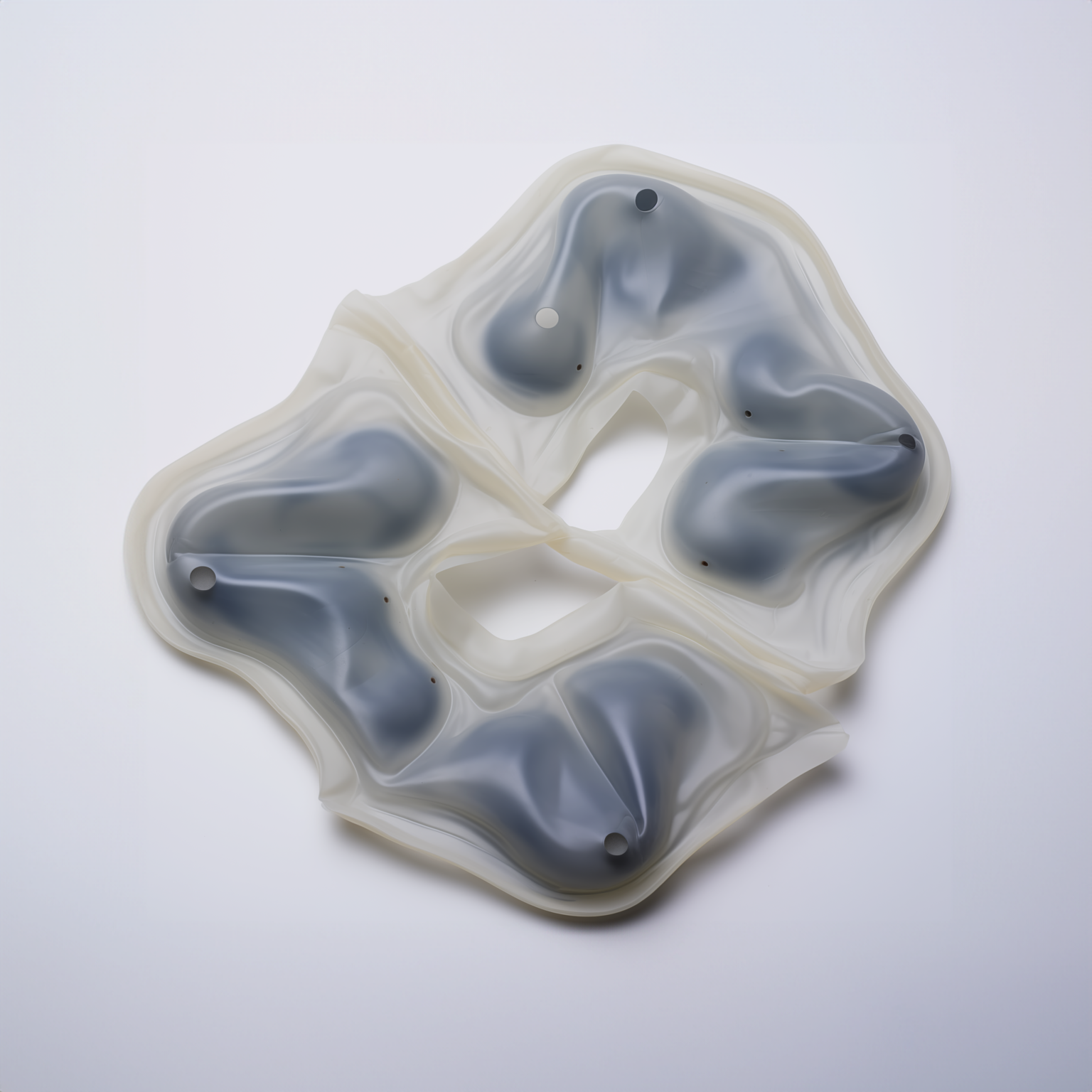 Po prawej i lewej stronie -urządzenia do ćwiczeń, przytrzymujące białe, pompowane elementy wygenerowane przez sztuczną inteligencję. W tle obraz rzucany z projektora