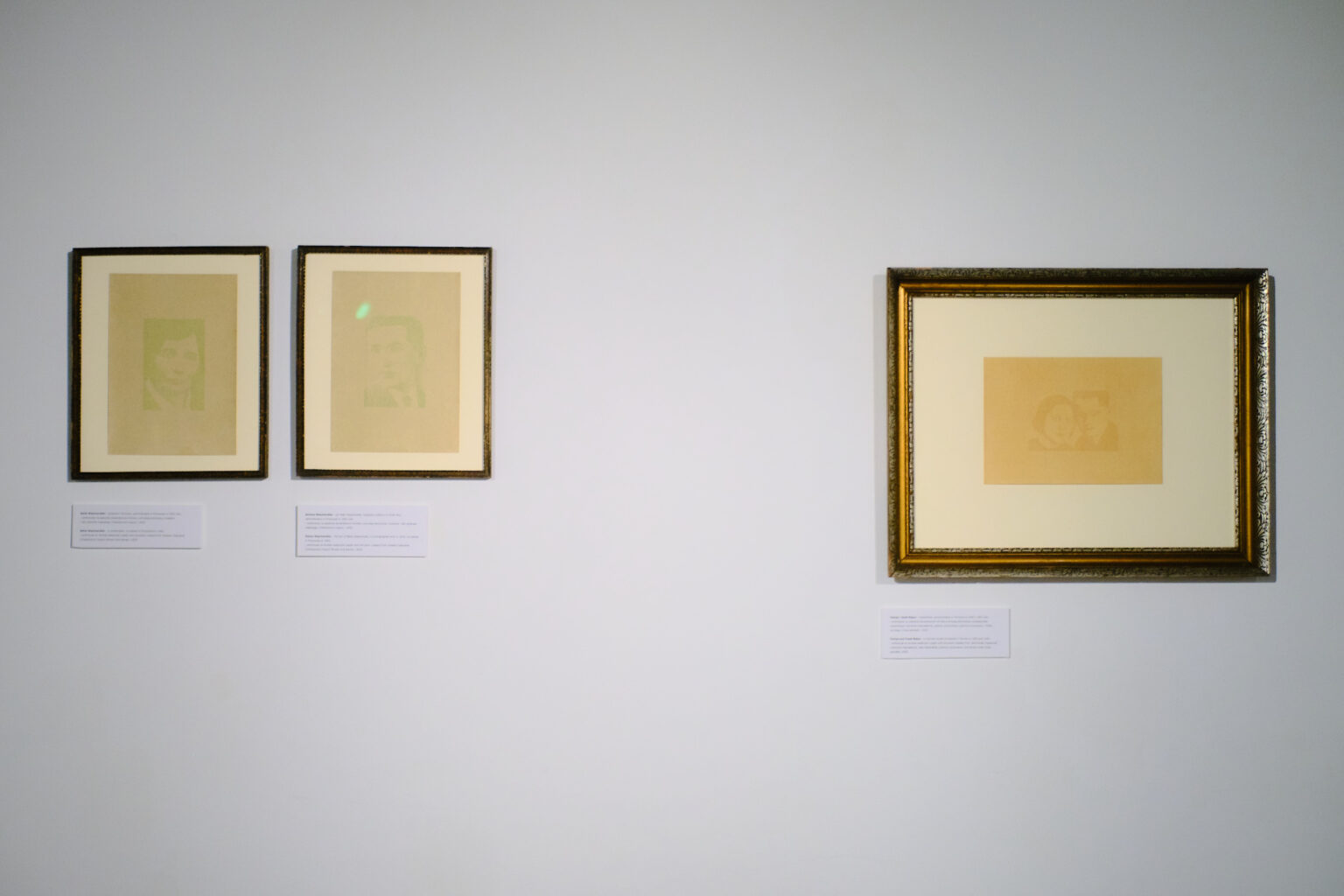 Biała ściana w galerii sztuki . Wiszą na niej grafiki