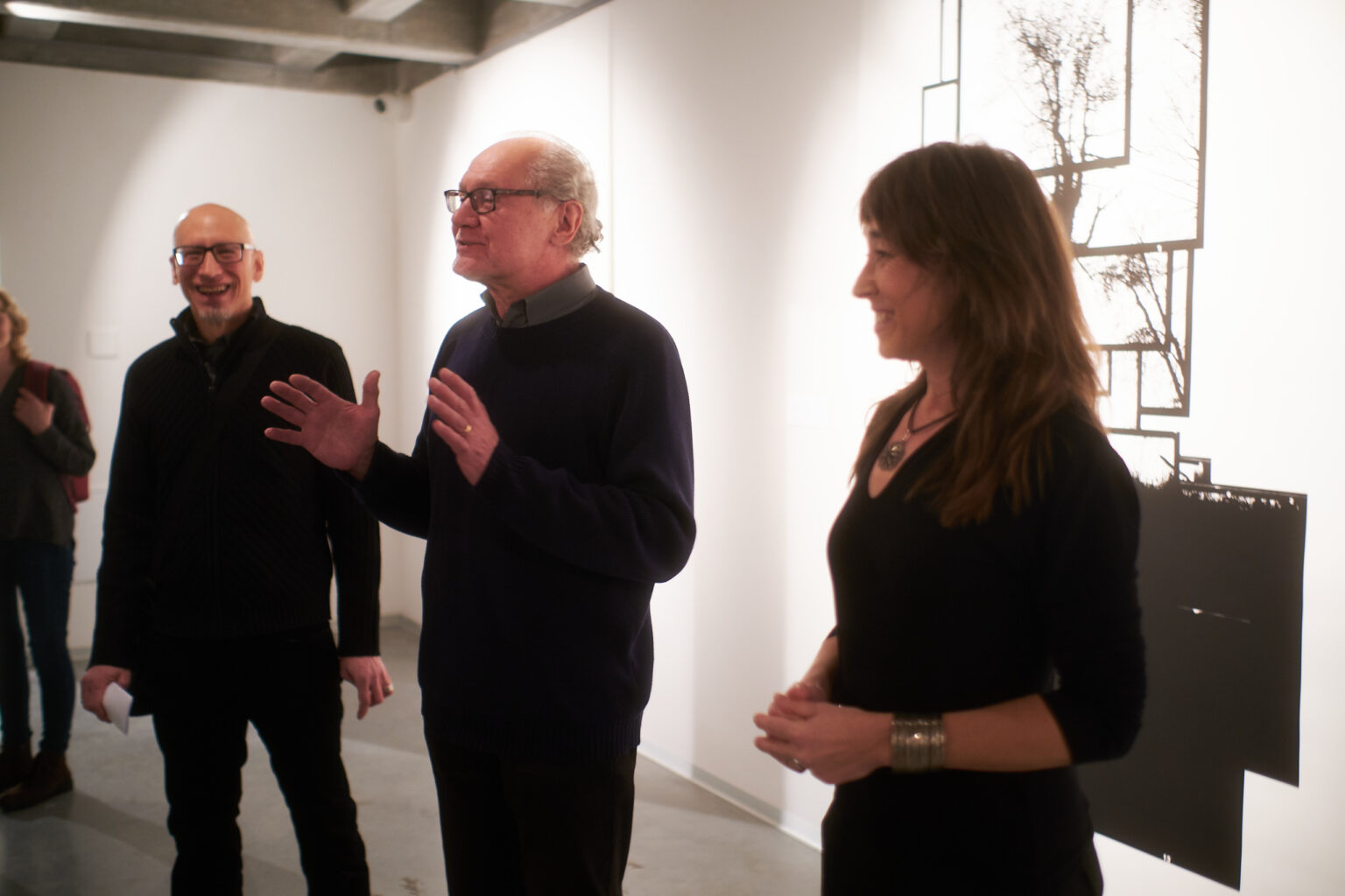 Otwarcie wystawy w galerii sztuki. Twórcy wystawy opowiadają o pracach zebranym osobom