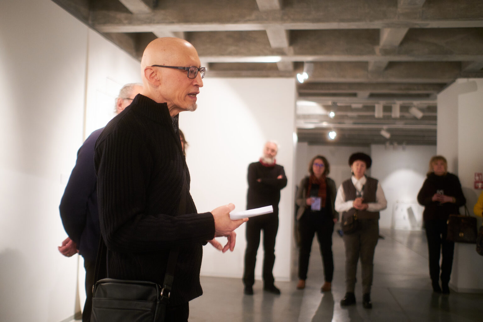 Otwarcie wystawy w galerii sztuki. Artysta Mark Isaac opowiada o pracach