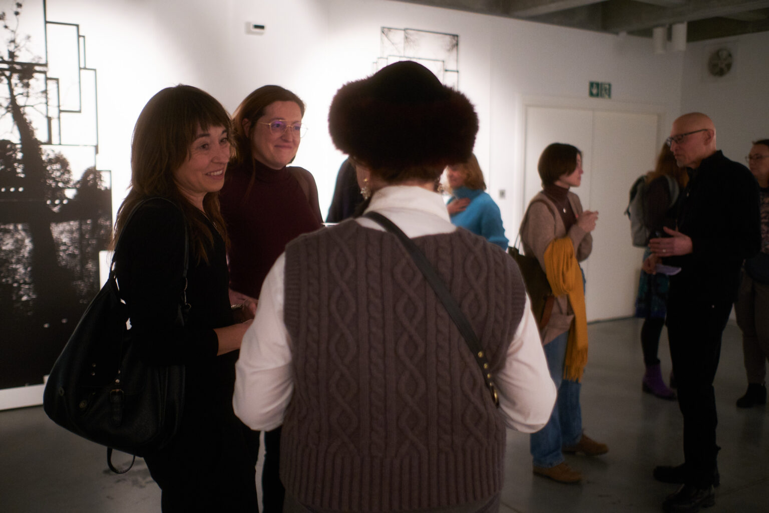 Tłum ludzi w galerii sztuki. Otwarcie wystawy