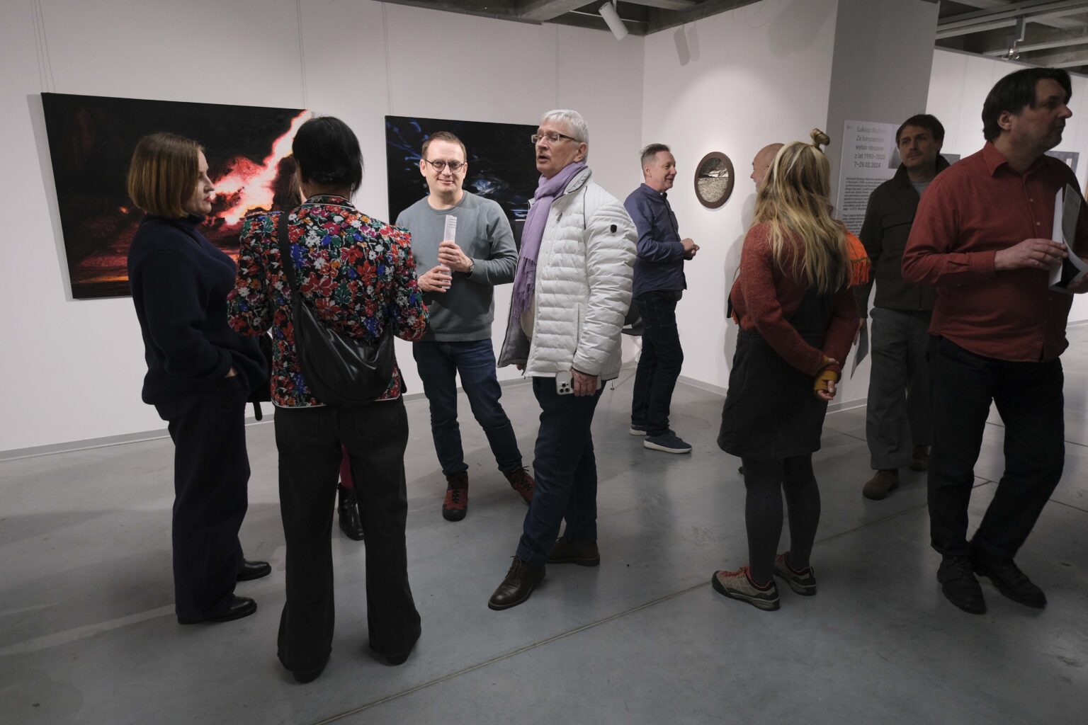 Zwiedzający w przestrzeni wystawy