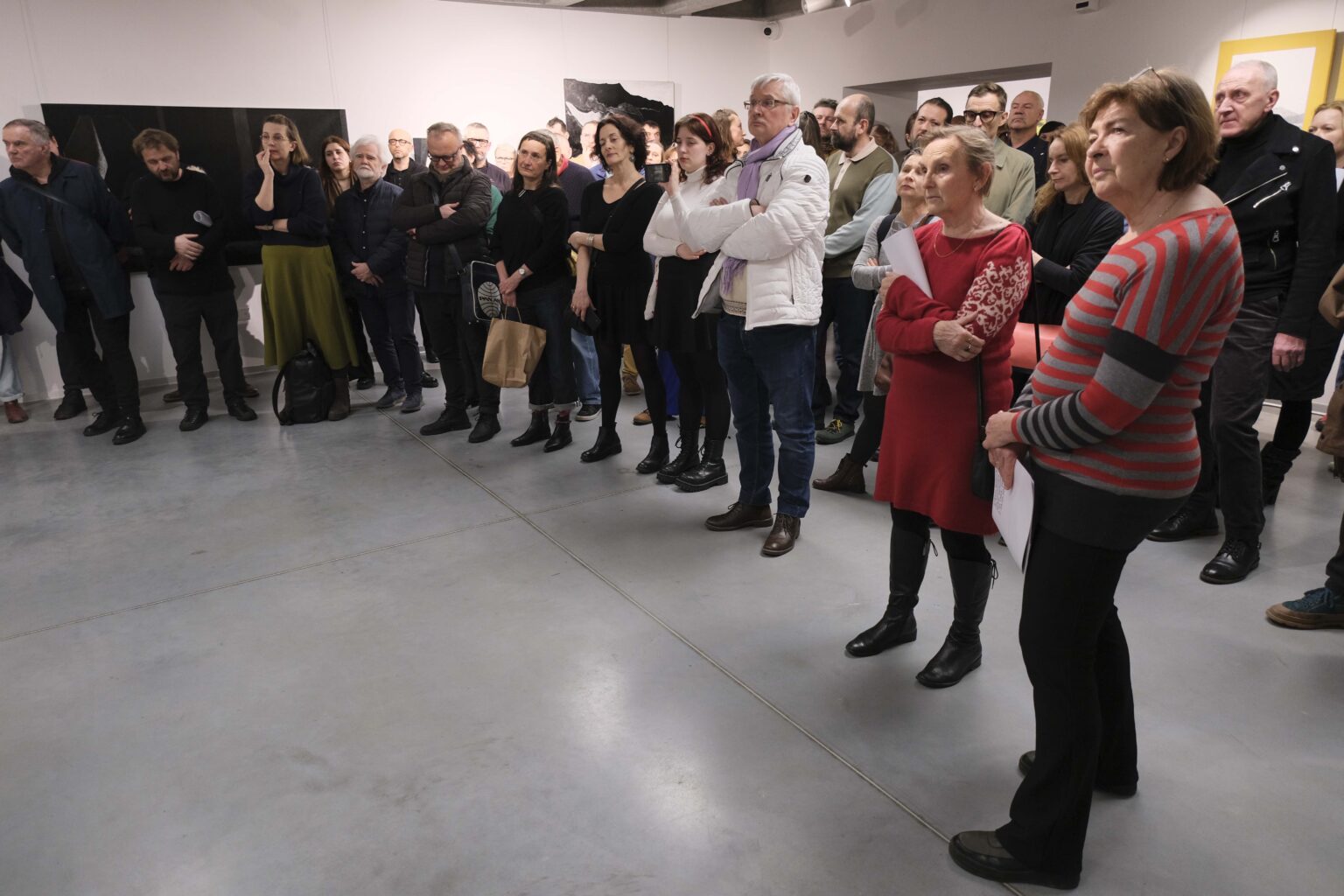 Duża grupa zwiedających w przestrzeni wystawy