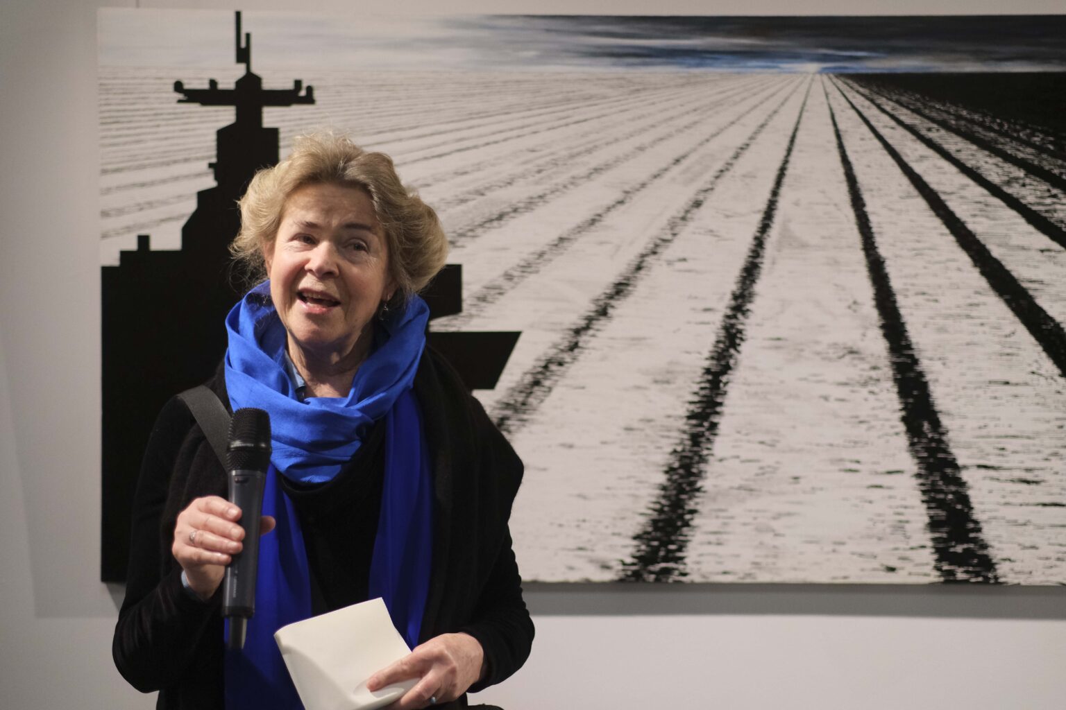 Kobieta przemawia. Obraz w tle