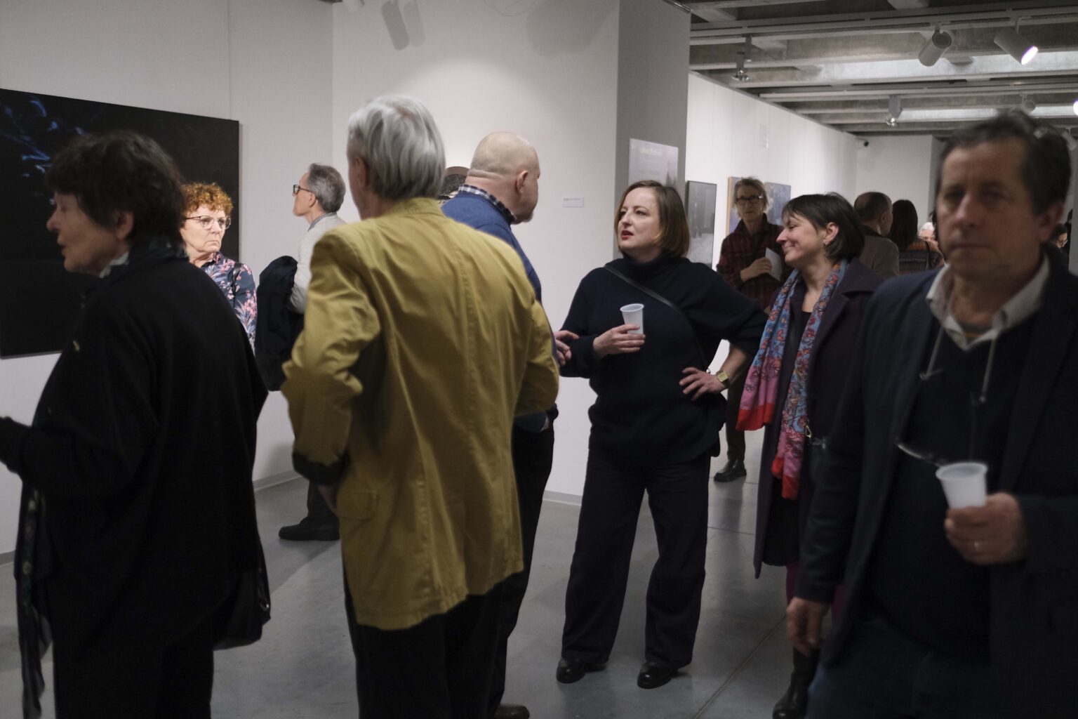 Grupa zwiedzających w przestrzeni wystawy