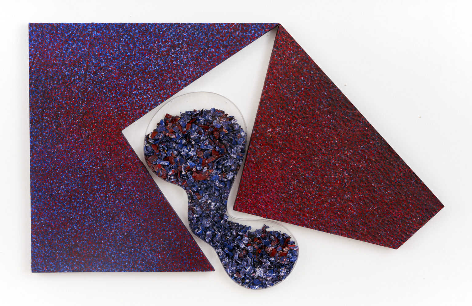 Praca artysty, kształty stworzone z kropek czerwono-fioletowych.