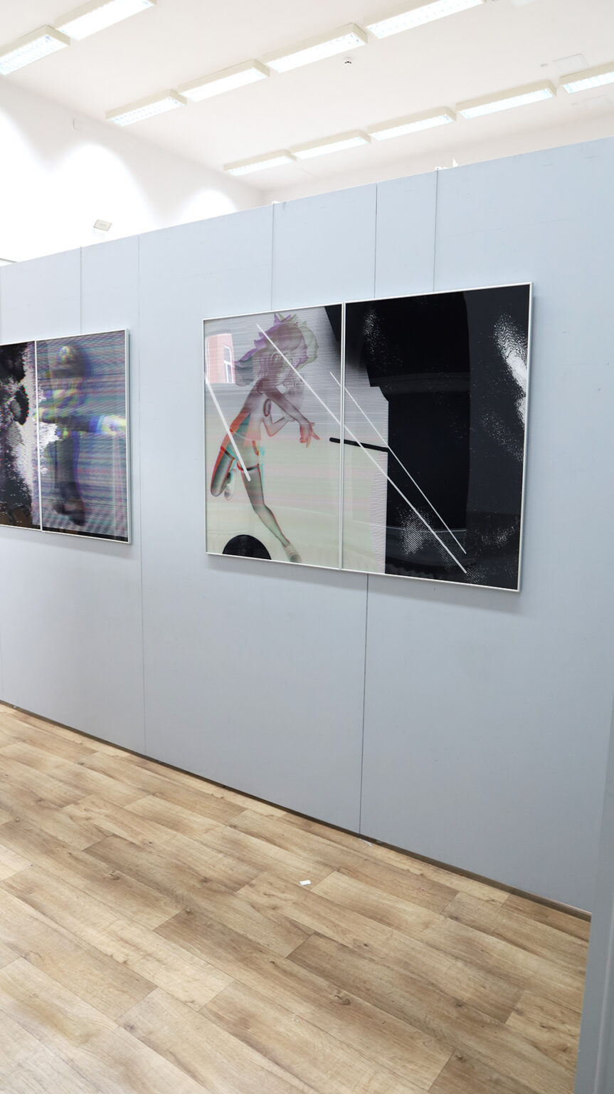 Zbliżenie na czarno-szarą pracę wiszącą na ścianie.