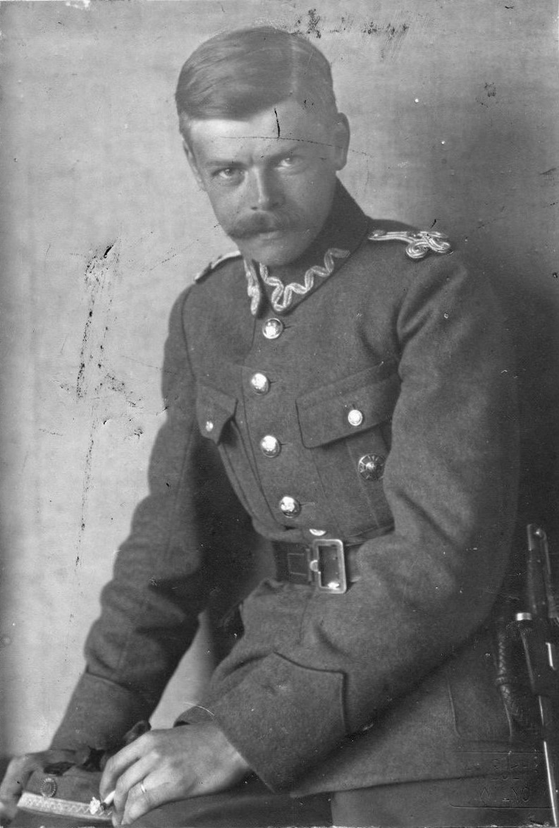 Czarno-biała fotografia przedstawiająca portret młodego, mężczyzny w mundurze