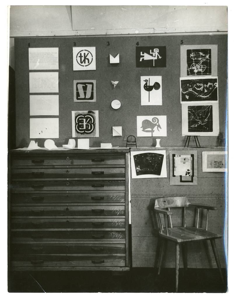 Czarno-białe zdjęcie pracowni. Prace na ścianach