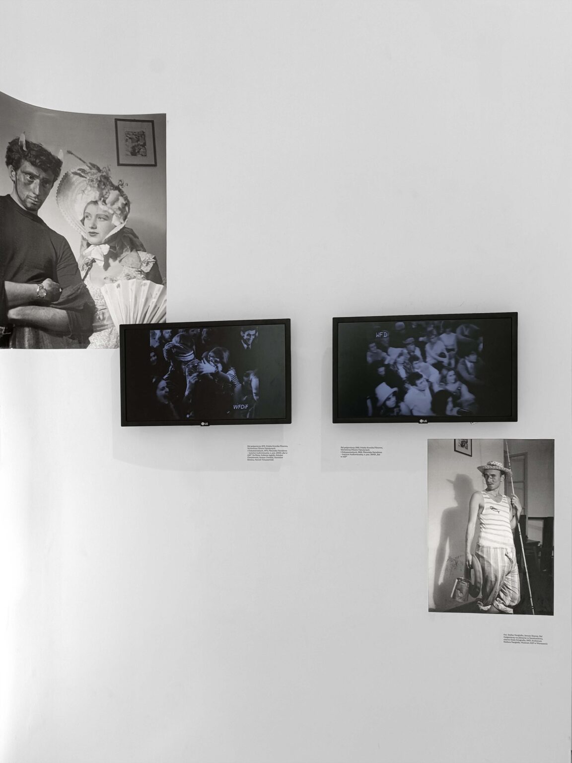 Widok wystawy: dwa zdjęcia czarno-białe i dwa monitory