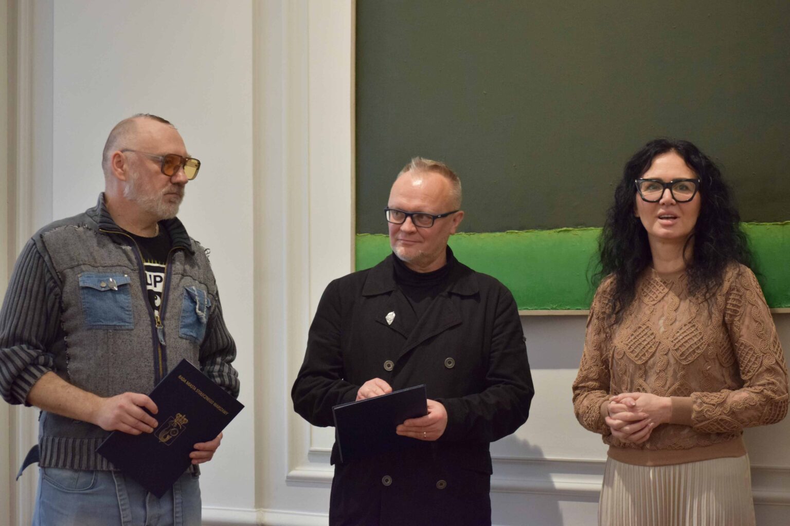 Dwaj mężczyźni i kobieta stoją obok siebie