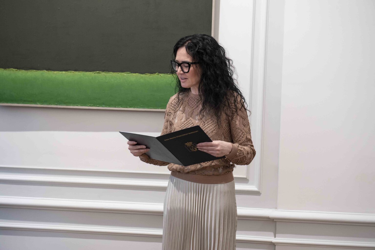 Kobieta w okularach z na tle barwnego obrazu