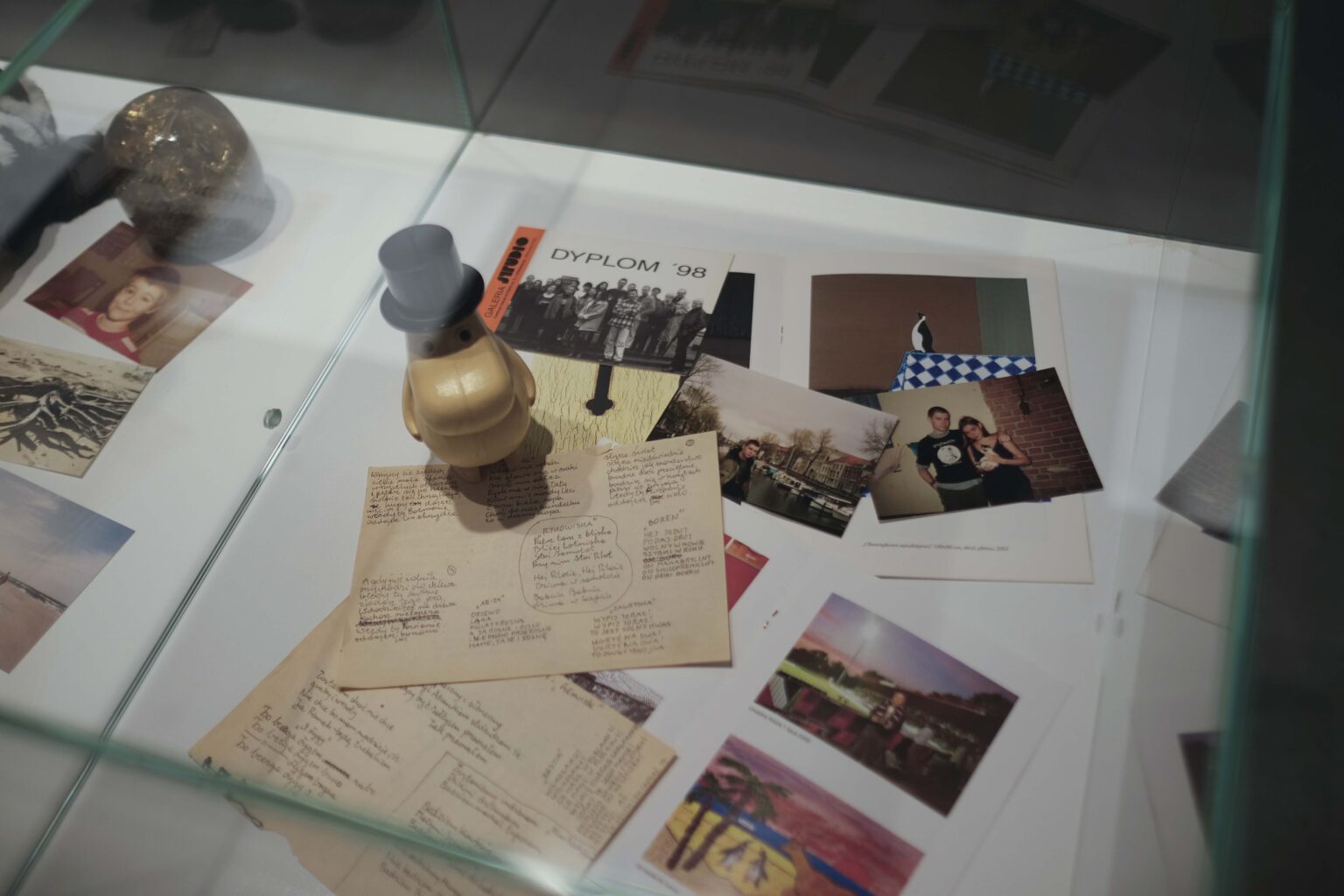 Zbliżenia na eksponaty w gablocie