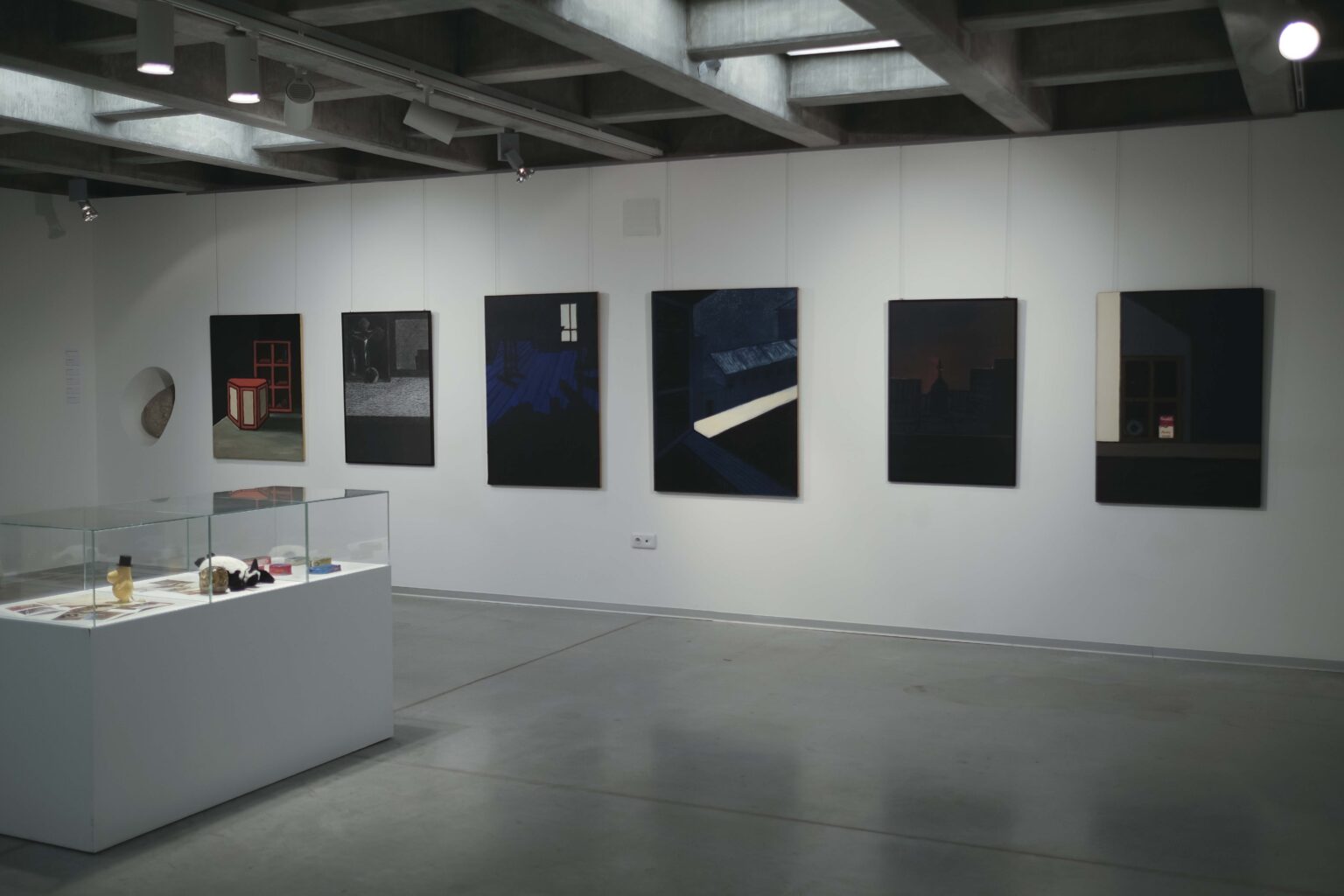 Widok ściany z obrazami