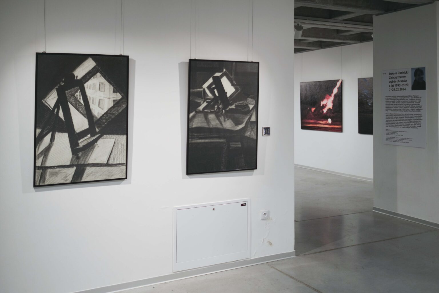 Obrazy na ścianach galerii