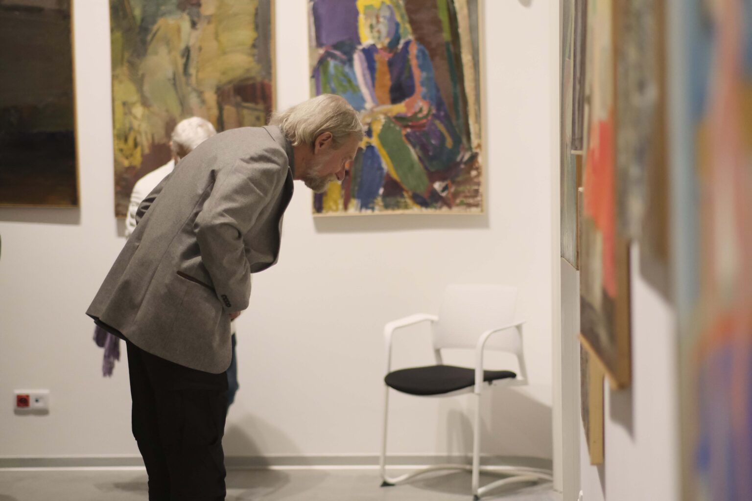 Mężczyzna przygląda się obrazom