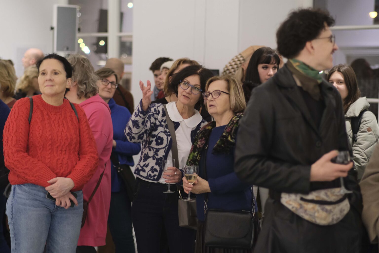 Grupa zwiedzających. Dwie kobiety w środku rozmawiają