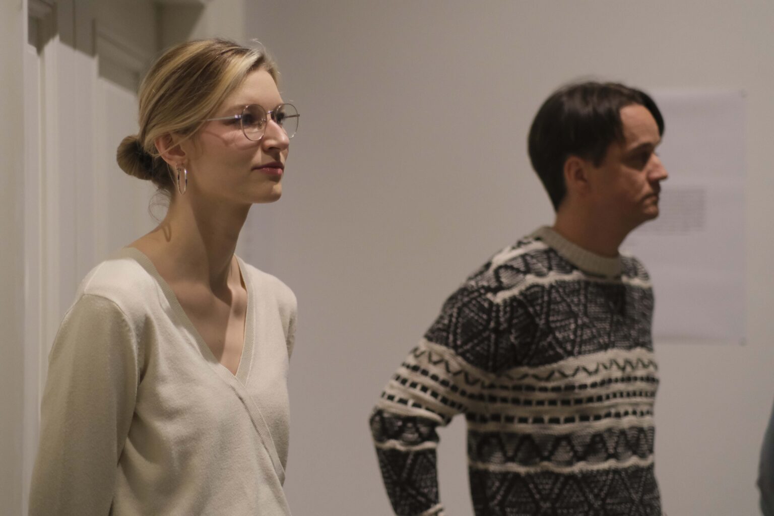 Kobieta i mężczyzna w przestrzeni galerii