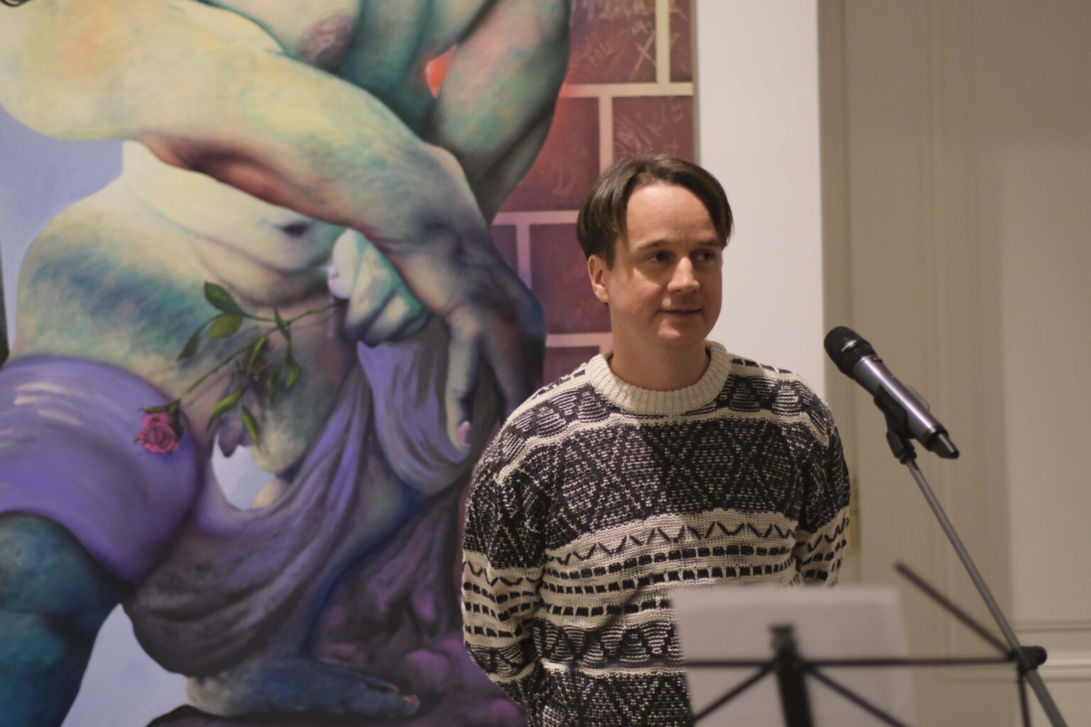 Mężczyzna przy mikrofonie W tle obraz