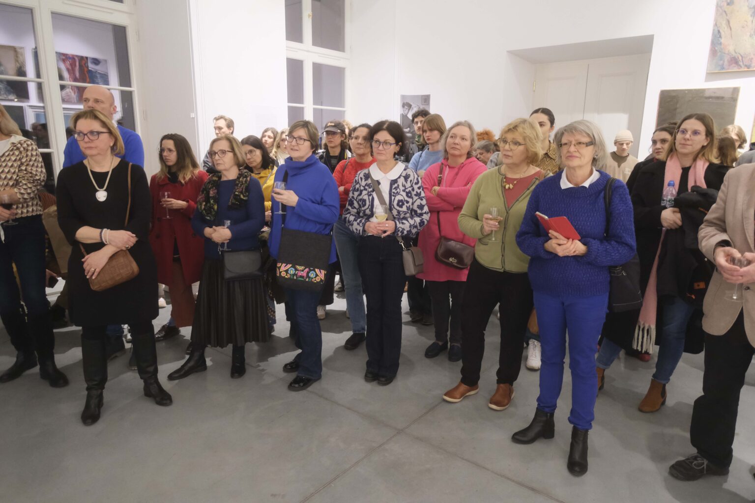 Duża grupa osób w przestrzeni wystawy