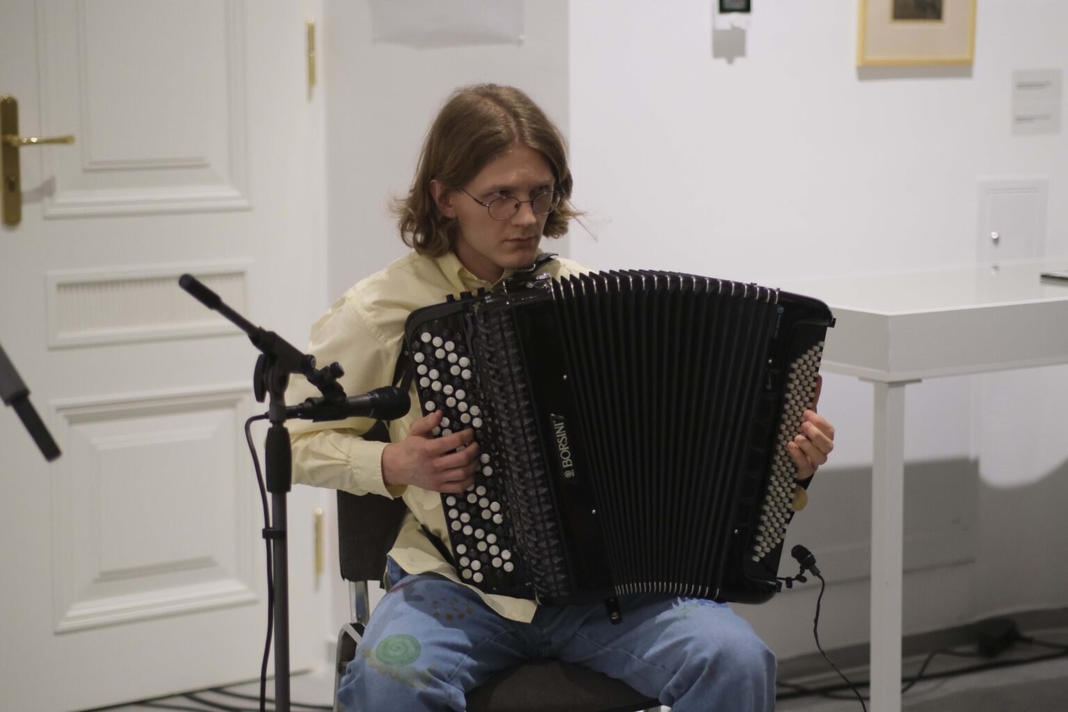 Młody mężczyzna gra na akordeonie