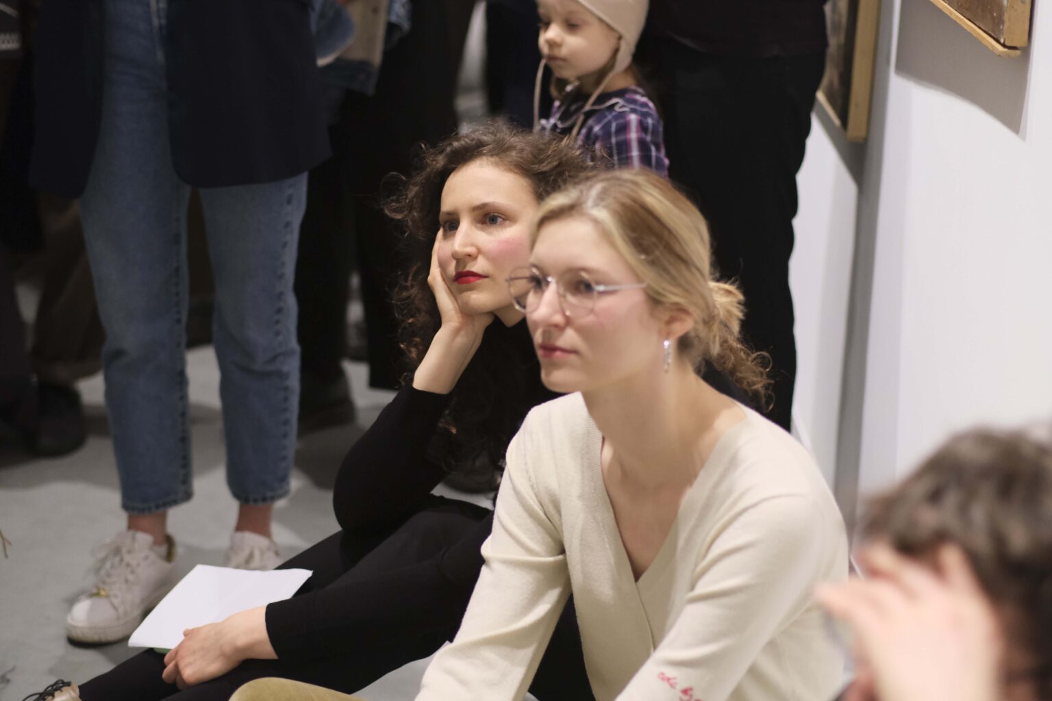 Dwie młode kobiety zasłuchane