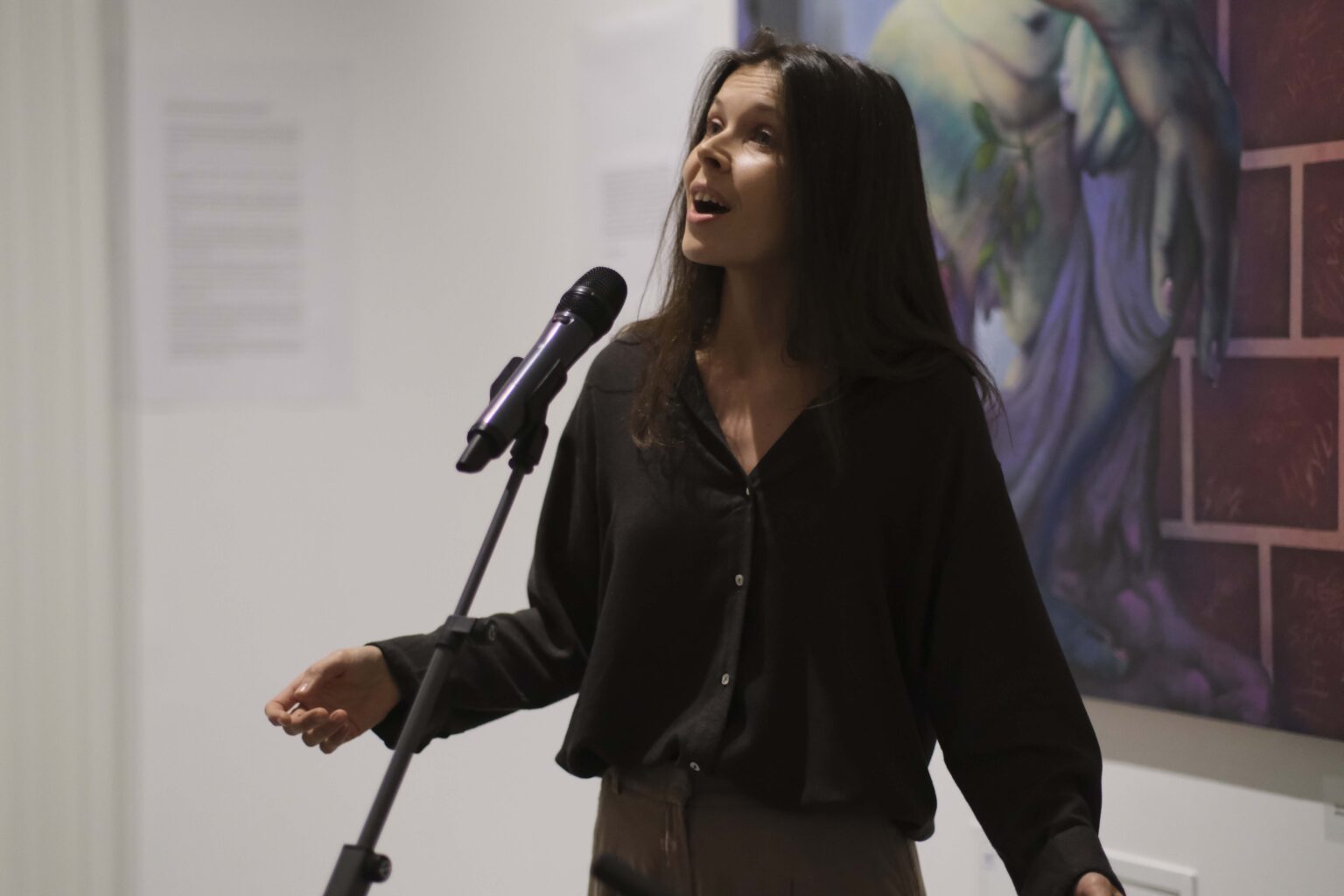 Zbliżenie na młoda kobietę śpiewającą do mikrofonu