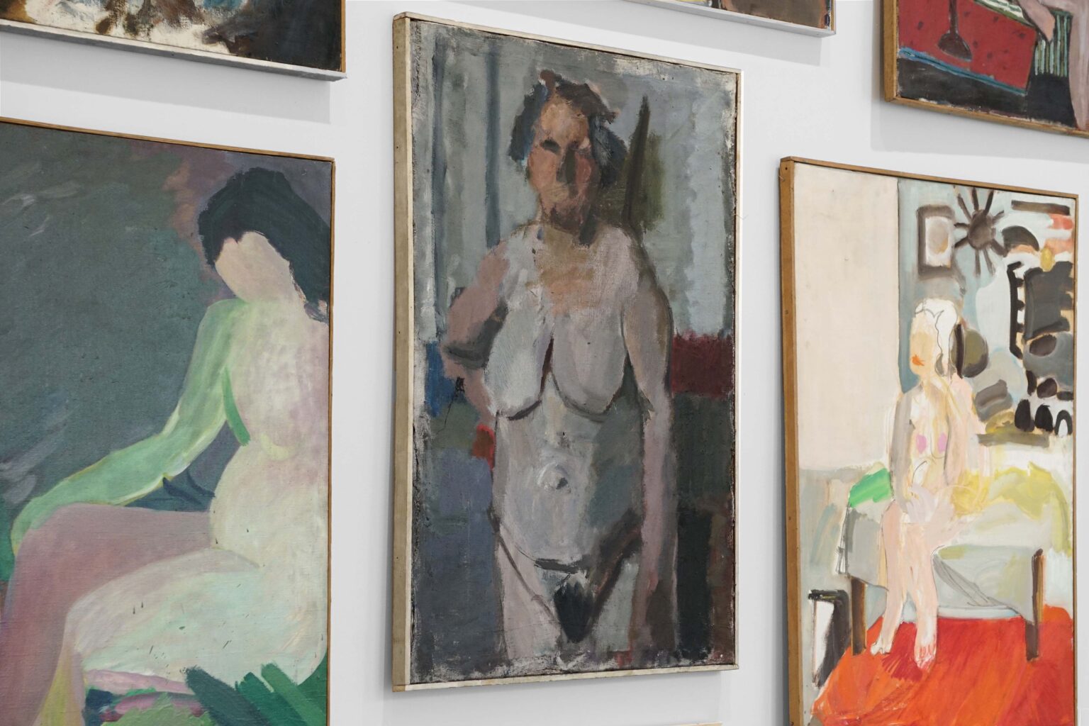 Zbliżeb=nie na obrazy n a ścianie galerii