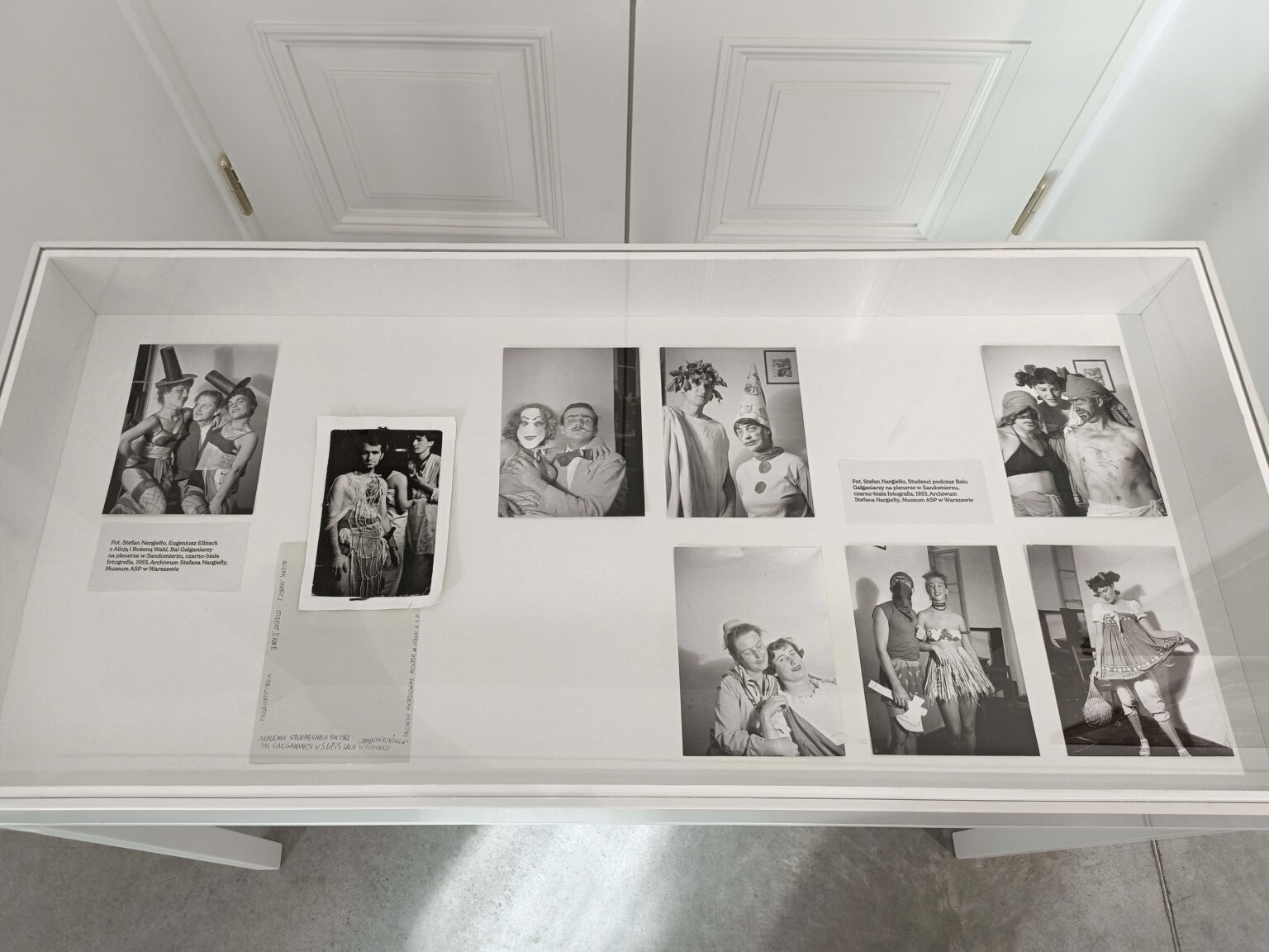 Gablota z czarno-białymi fotografiami