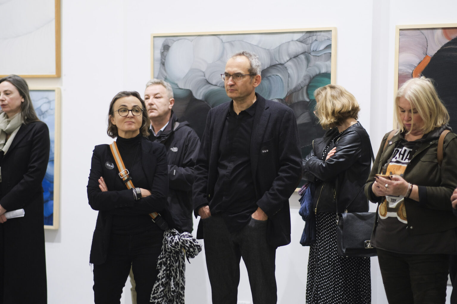 Cztery osoby. Obraz w tle