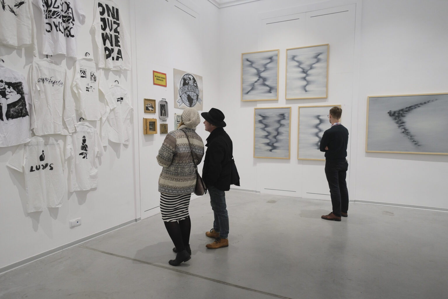 Trzy osoby oglądają ekspozycję