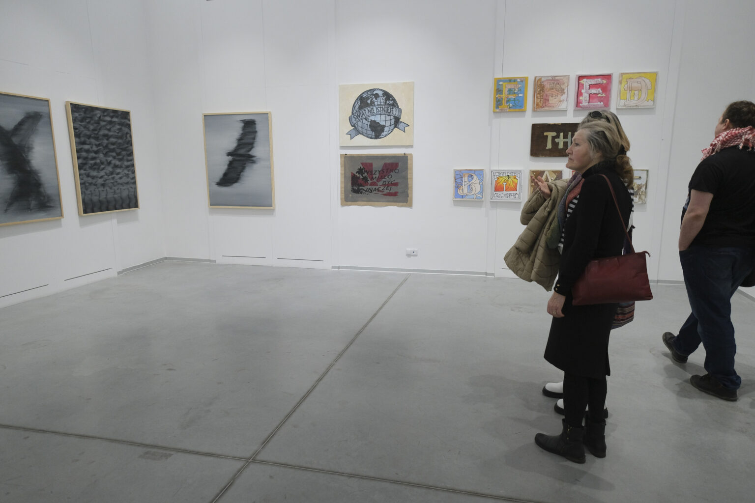 Zwiedzający wystawę w przestrzeni galerii