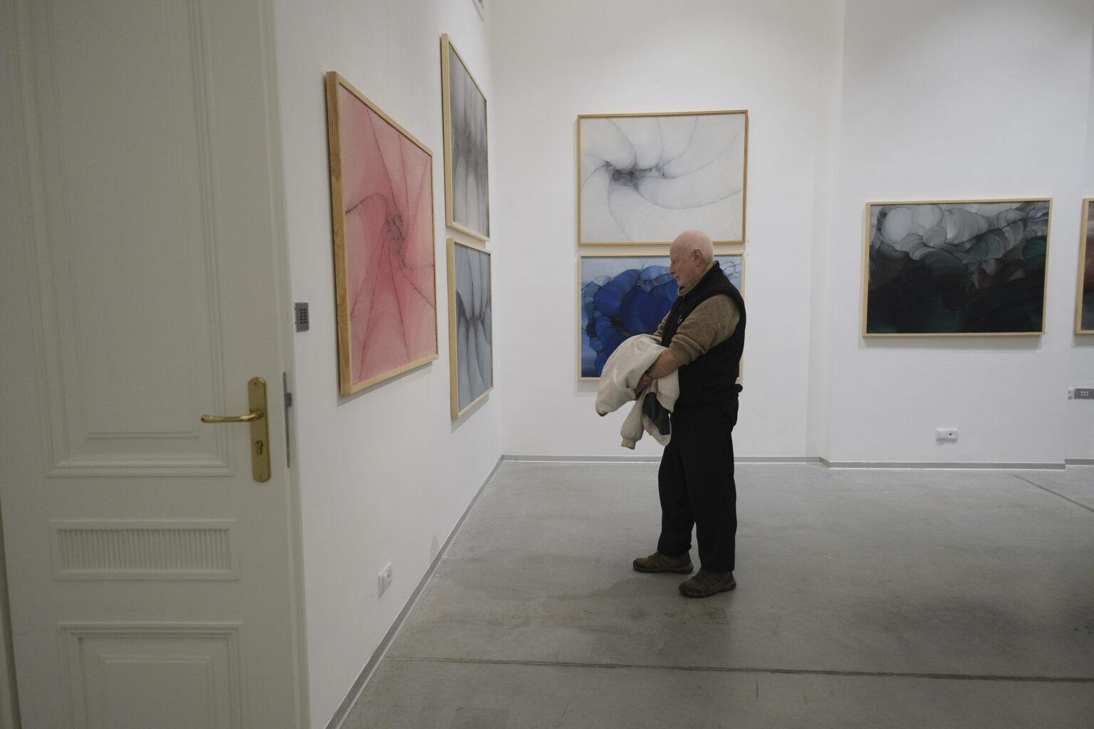 Zwiedzający wystawę w przestrzeni galerii