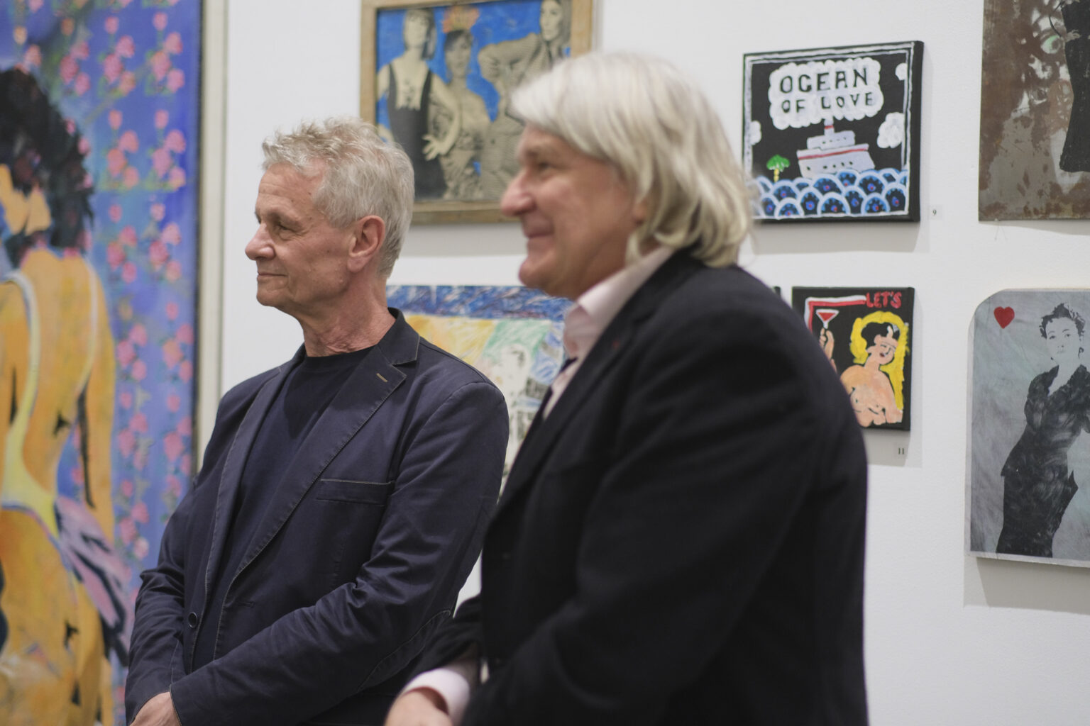 Dwaj mężczyźni. Wystawa w tle