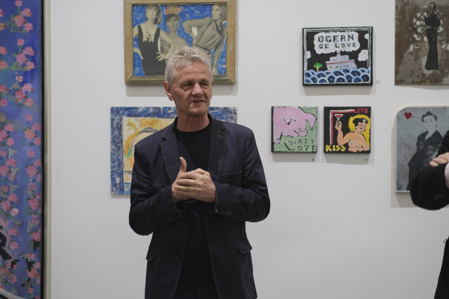 Mężczyzna. Wystawa w tle