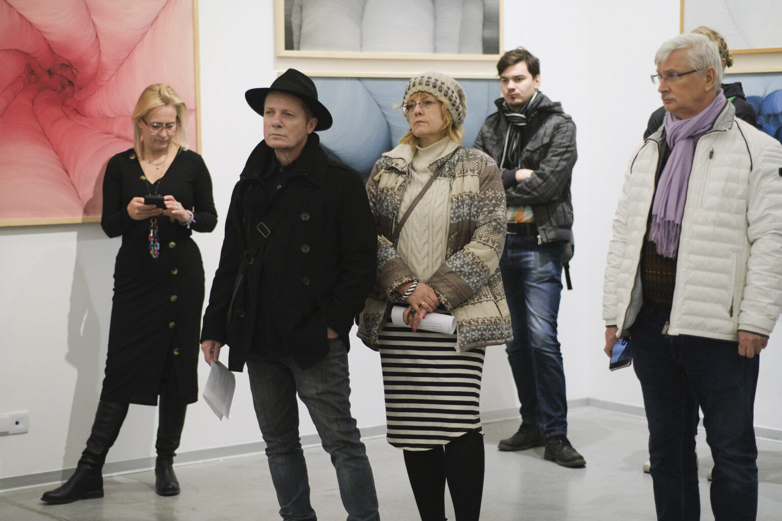 Kilka zasłuchanych osób. Wystawa w tle