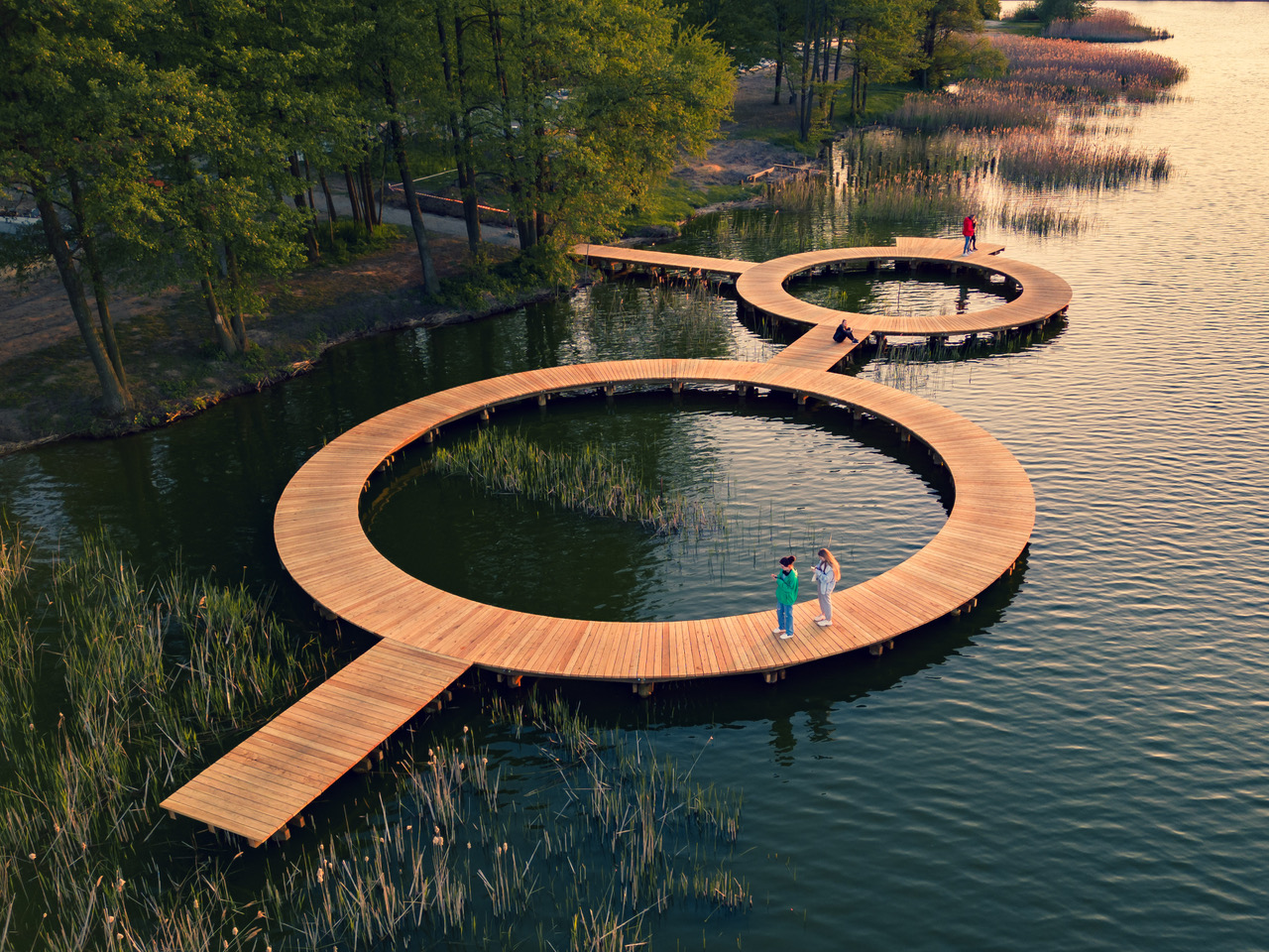 Widok jeziora z pomostami na nabrzeżu