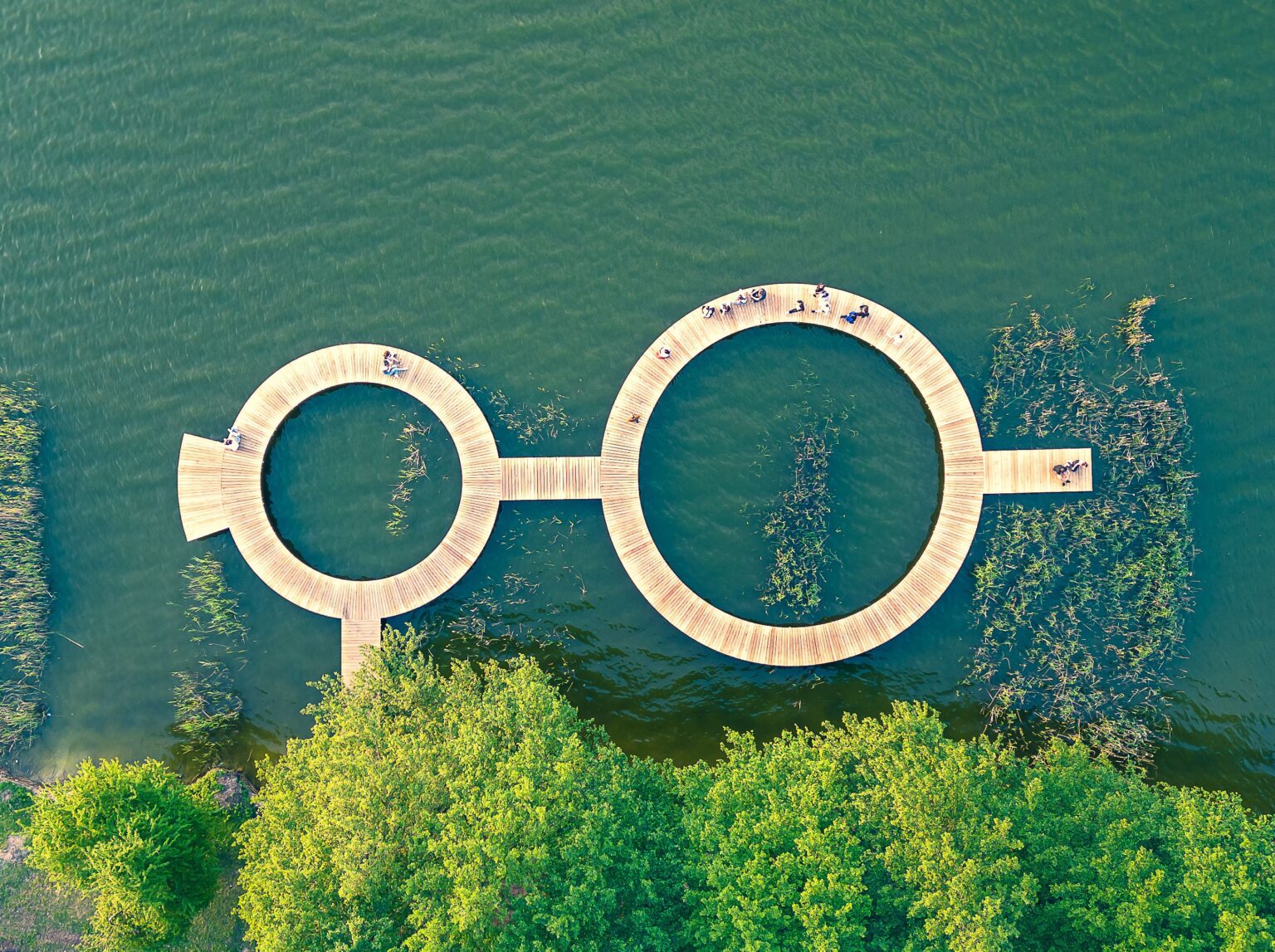 Widok jeziora z nabrzeżem z lotu ptaka