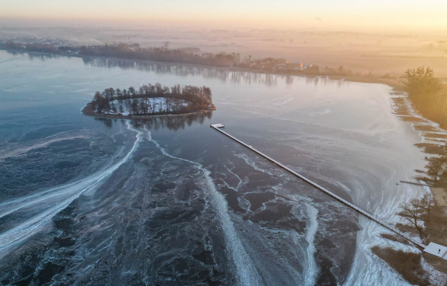 Widok jeziora z góry