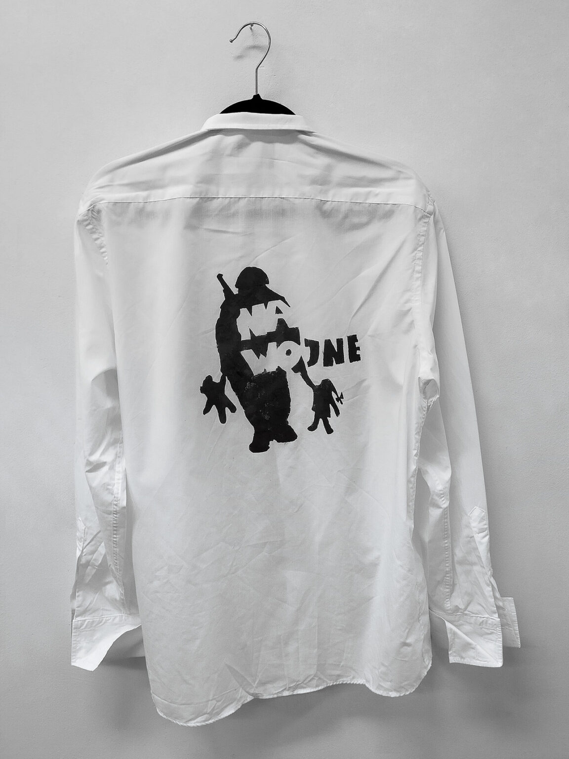 biała koszula męska z nadrukiem na placach