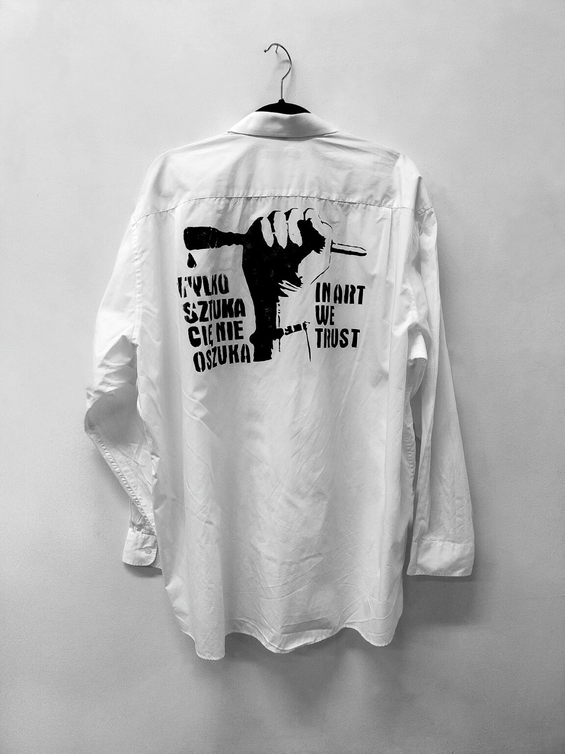 biała koszula męska z nadrukiem na placach