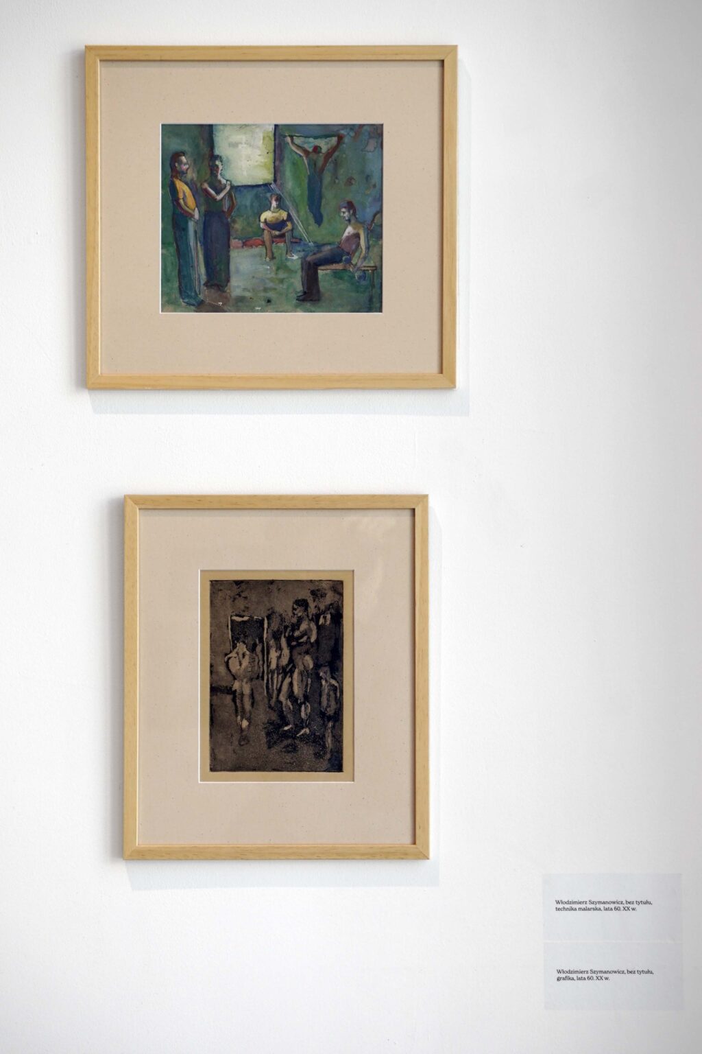 Dwa eksponaty w drewnianych ramkach, za szkłem; wiszą jeden pod drugim na ścianie